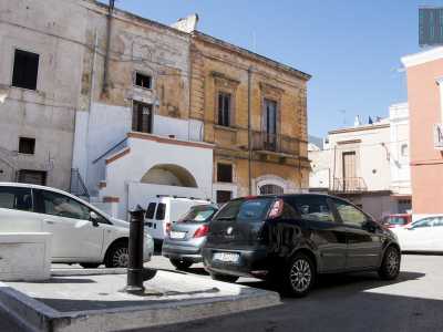 Ed � proprio in piazza Castello che concludiamo il nostro viaggio, davanti ai resti di un�antica fortezza di cui � rimasto ben poco, adibita oggi ad abitazioni private e sulla quale sono stati eretti nel tempo alcuni palazzotti